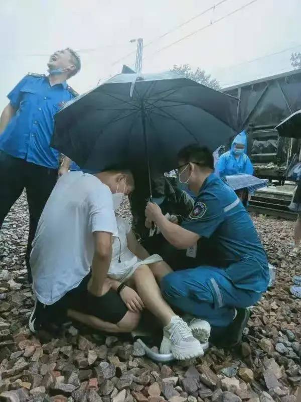 致敬!暴雨中医务人员在坚守_医学界-助力医生临床决策和职业成长