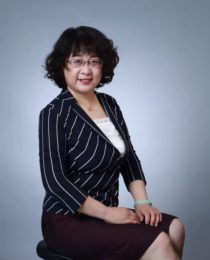 2001年,学成归来担任肾内科主任,那时林洪丽主任也只有34岁,是全院最