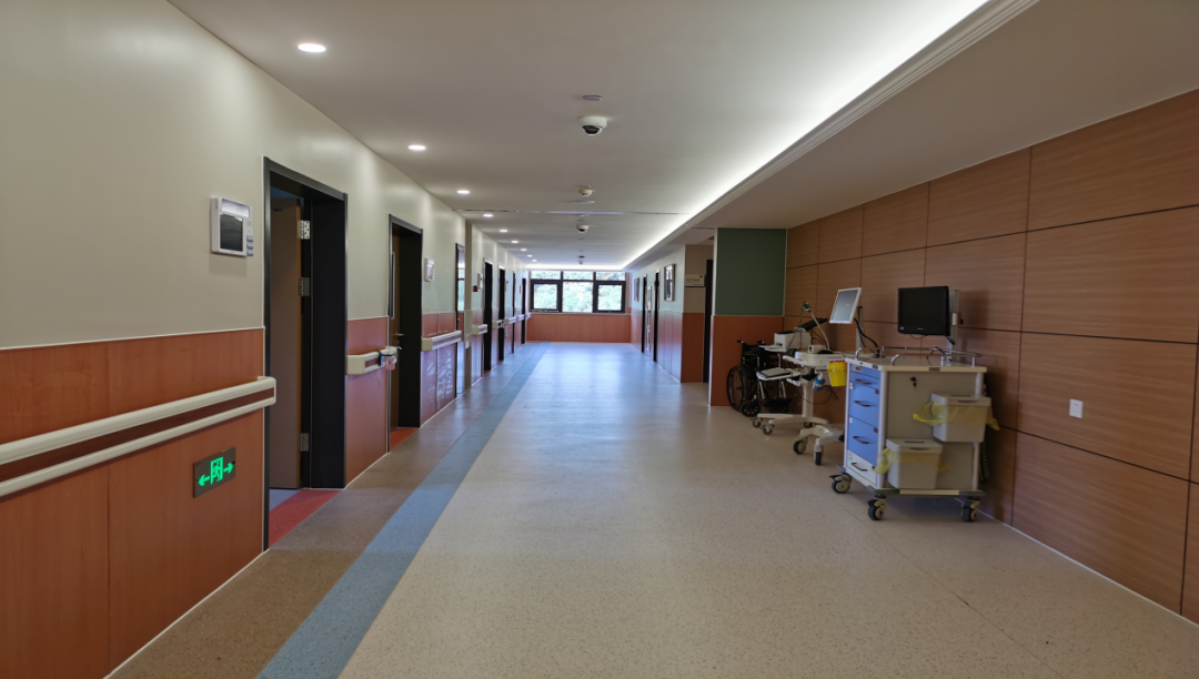 韦铁民院长还力排众议,特别采用了卡通床帘,希望为患者住院时紧张焦躁