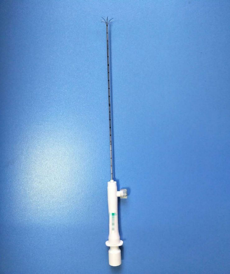 首先,在腹部穿刺点进行局部麻醉.